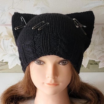 Black Punk Cat ear beanie/ Gothic Cat ear hat/ Knitted cat hat with safety pins/ Beanie cat lover/ Cat ear hat/ gift cat lover/ gift for her